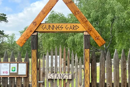 Gunnes GĂĄrd wooden enterance